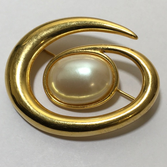 Monet Jewelry - 💲3/15. Vintage Monet Swirl with faux pearl Brooch